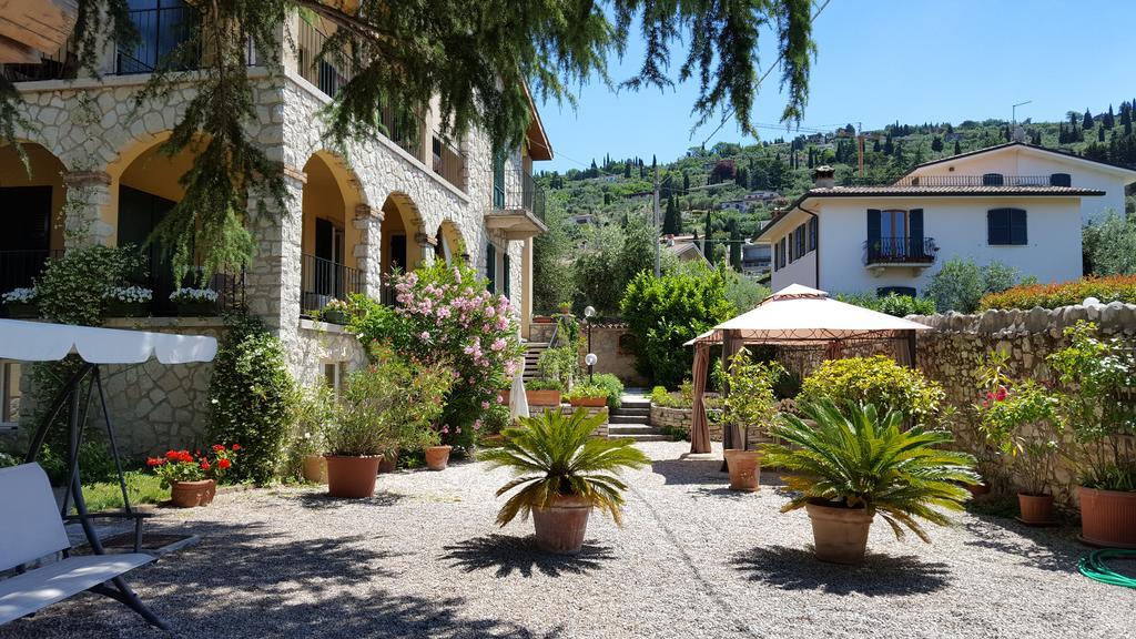 トッリ・デル・ベーナコ Residenza Le Loggeアパートホテル エクステリア 写真
