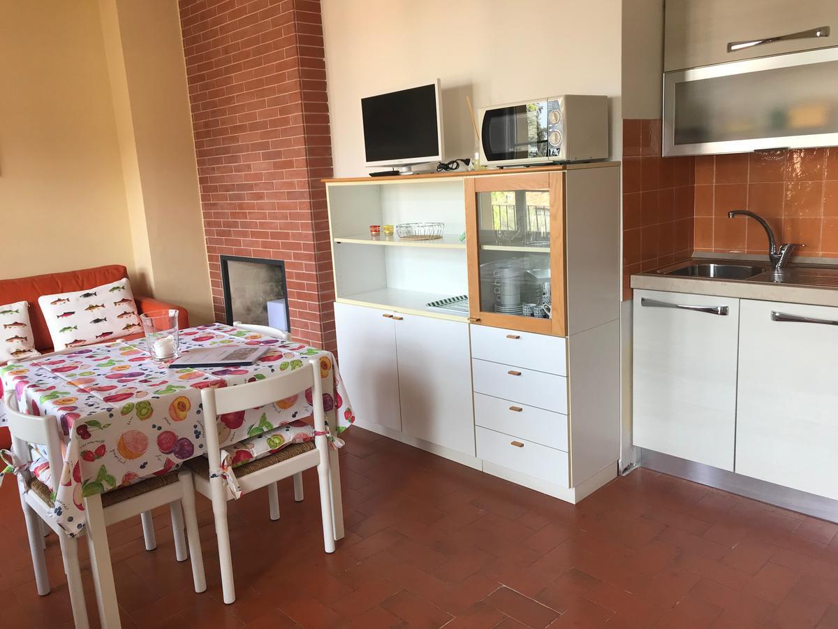 トッリ・デル・ベーナコ Residenza Le Loggeアパートホテル エクステリア 写真